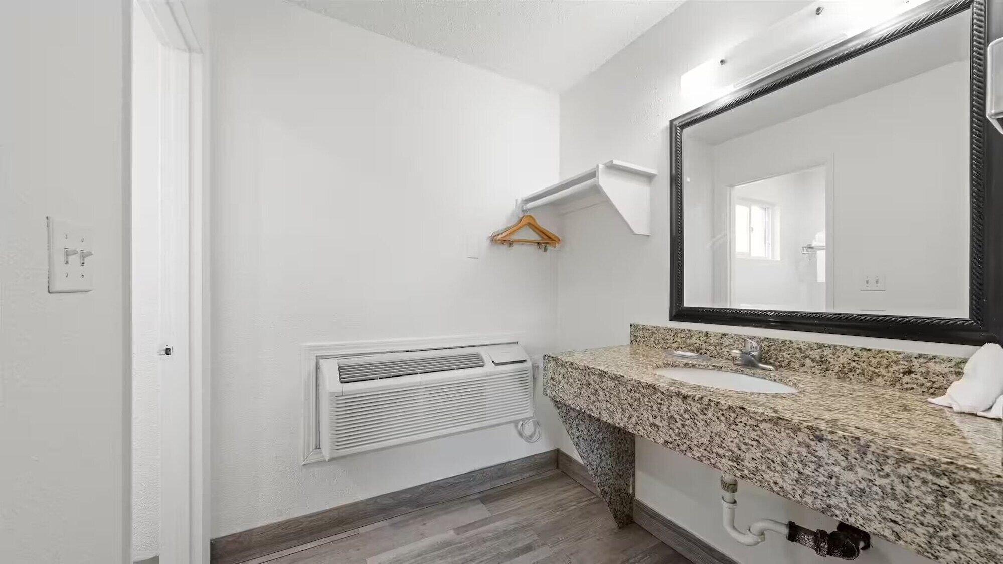 Ensemble douche/baignoire, articles de toilette gratuits, sèche-cheveux