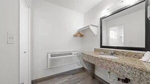 Combined shower/tub, free toiletries, hair dryer, towels
