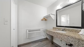 Combined shower/tub, free toiletries, hair dryer, towels