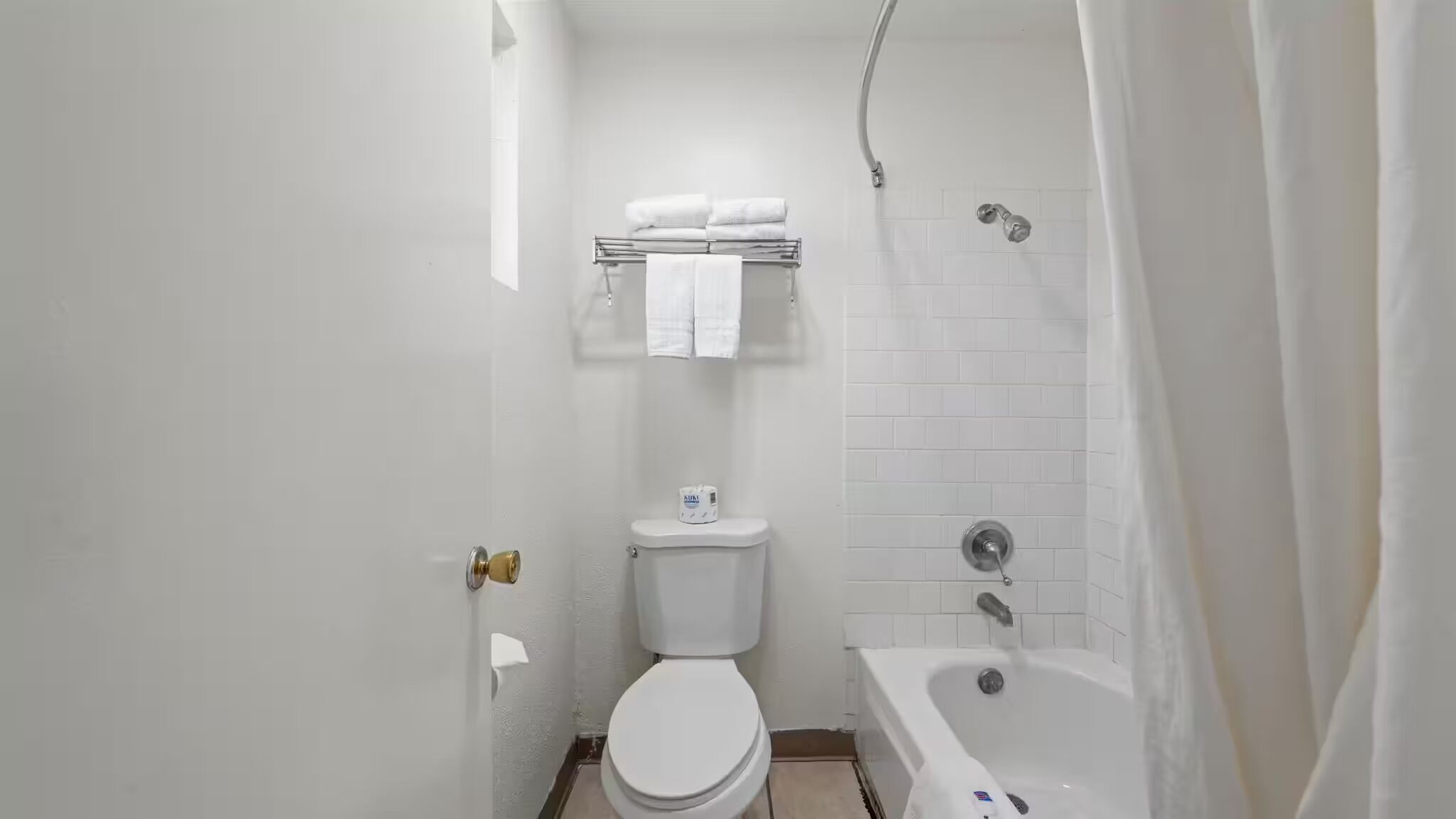 Ensemble douche/baignoire, articles de toilette gratuits, sèche-cheveux