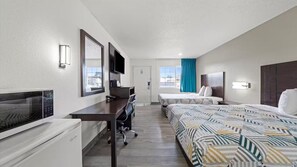 Desk, laptop workspace, blackout drapes, soundproofing - Motel 6 Hermison, OR - Umatila (Hermiston)