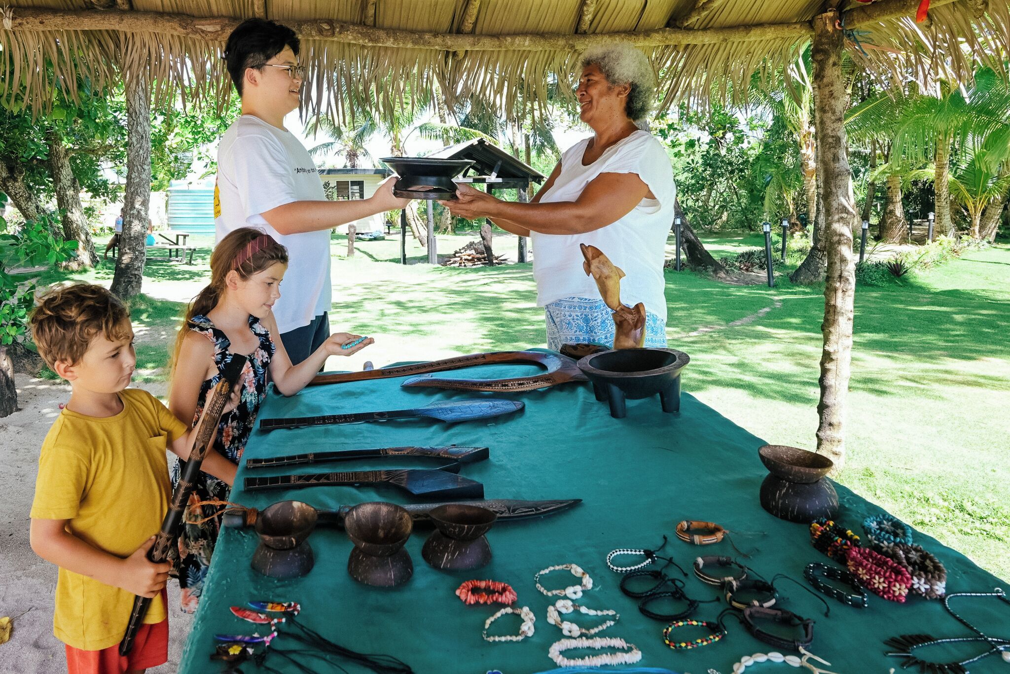 Una taula amb diversos objectes artesanals i eines, probablement en un mercat o esdeveniment cultural.