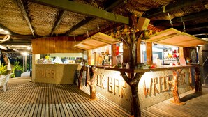 Eine Bar mit Holzboden und einer einzigartigen Bar, die wie ein Baum geformt ist.