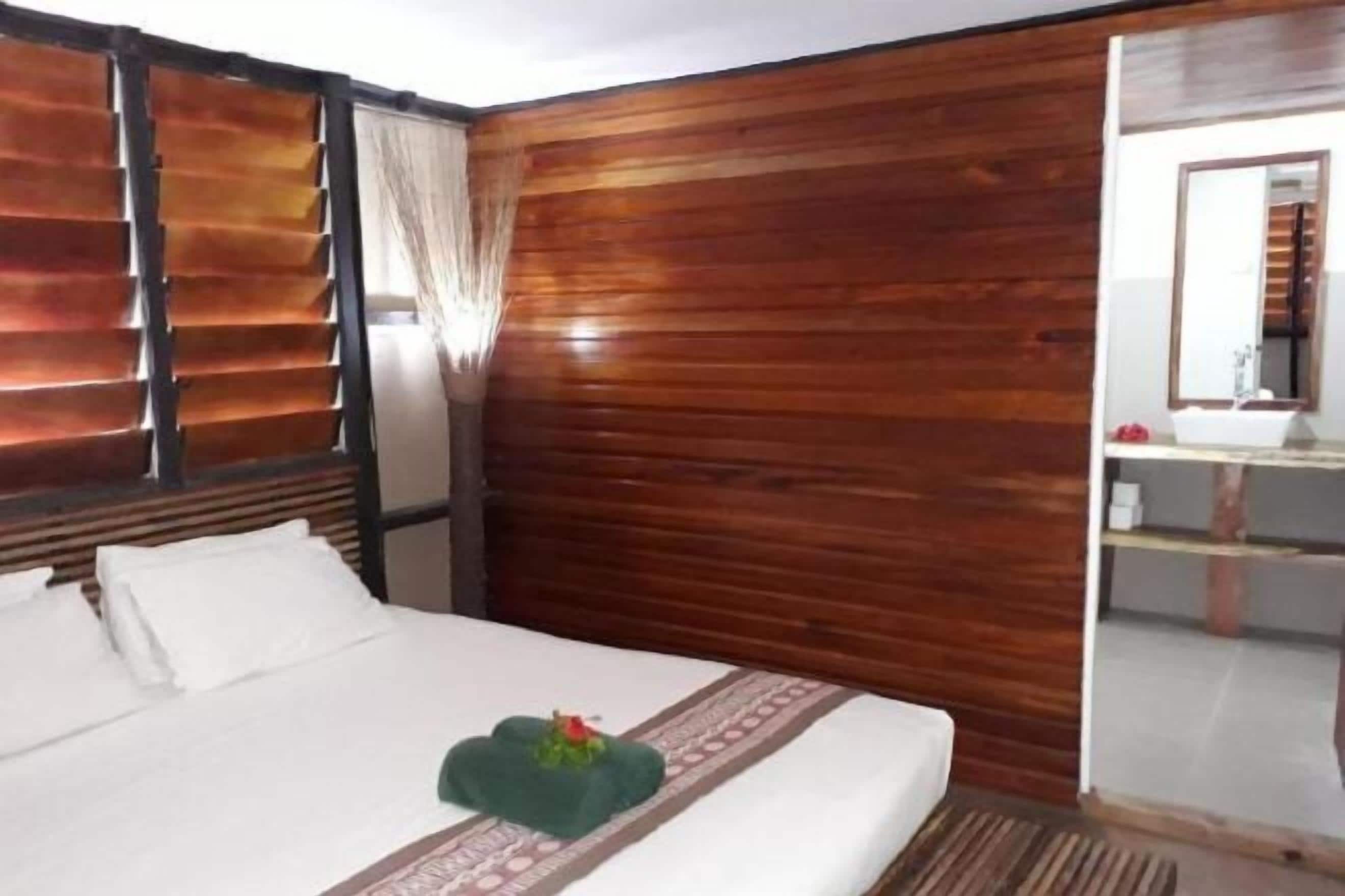 Tabla de planchar con plancha y ropa de cama 