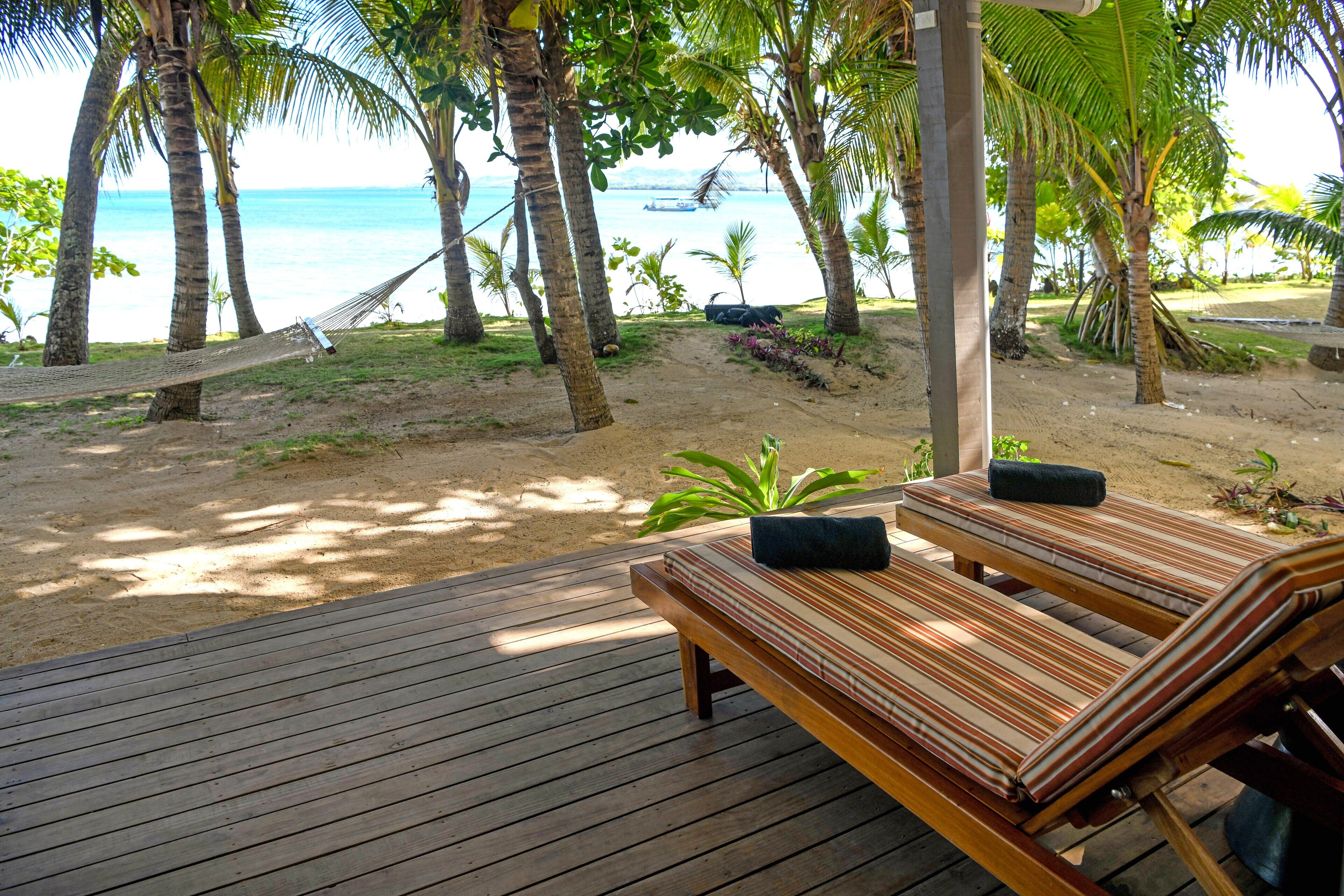 Habitación | Tabla de planchar con plancha y ropa de cama 