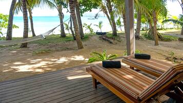 Habitación | Tabla de planchar con plancha y ropa de cama