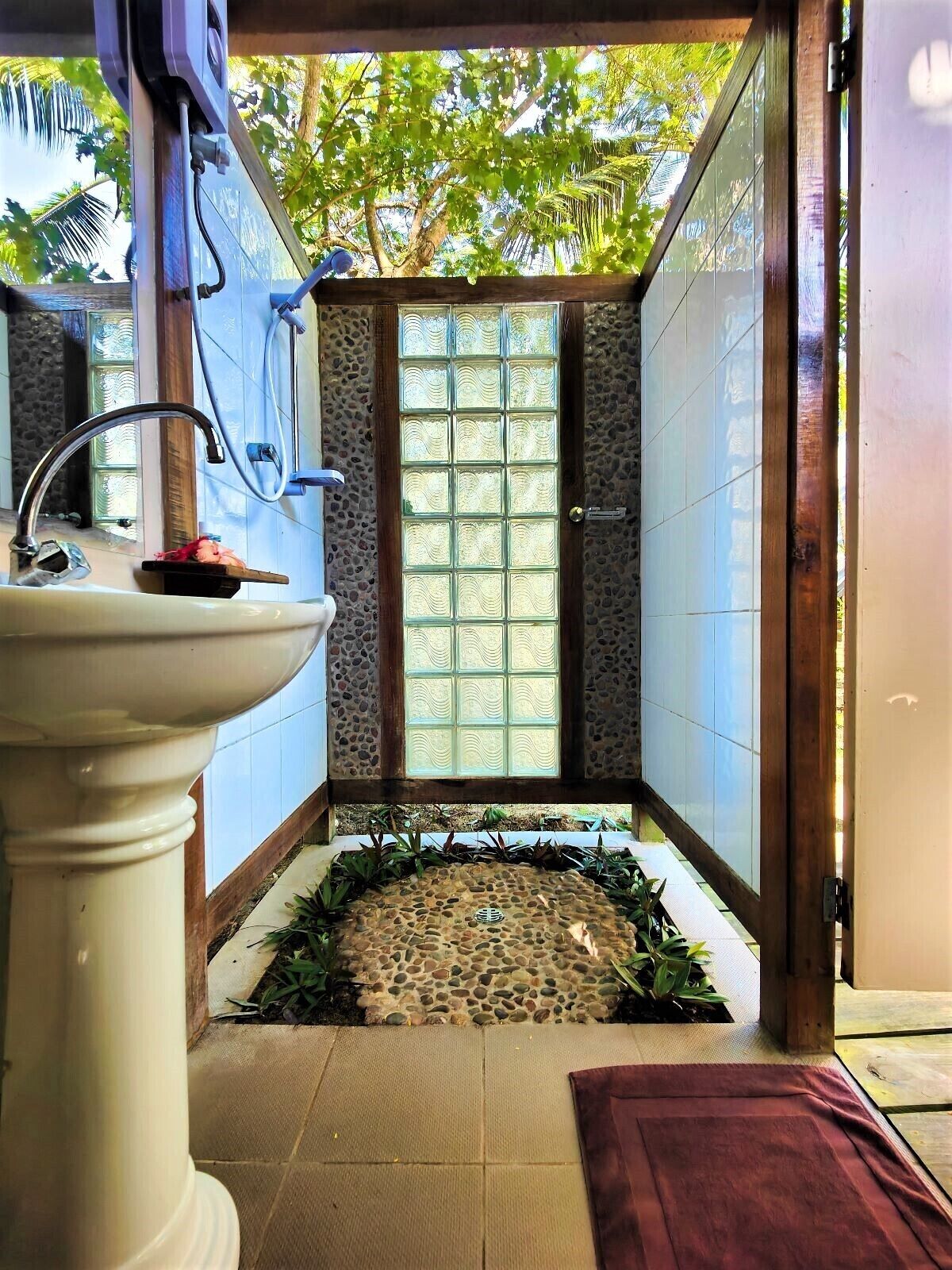 garden bure | bathroom | shower, free toiletries, towels