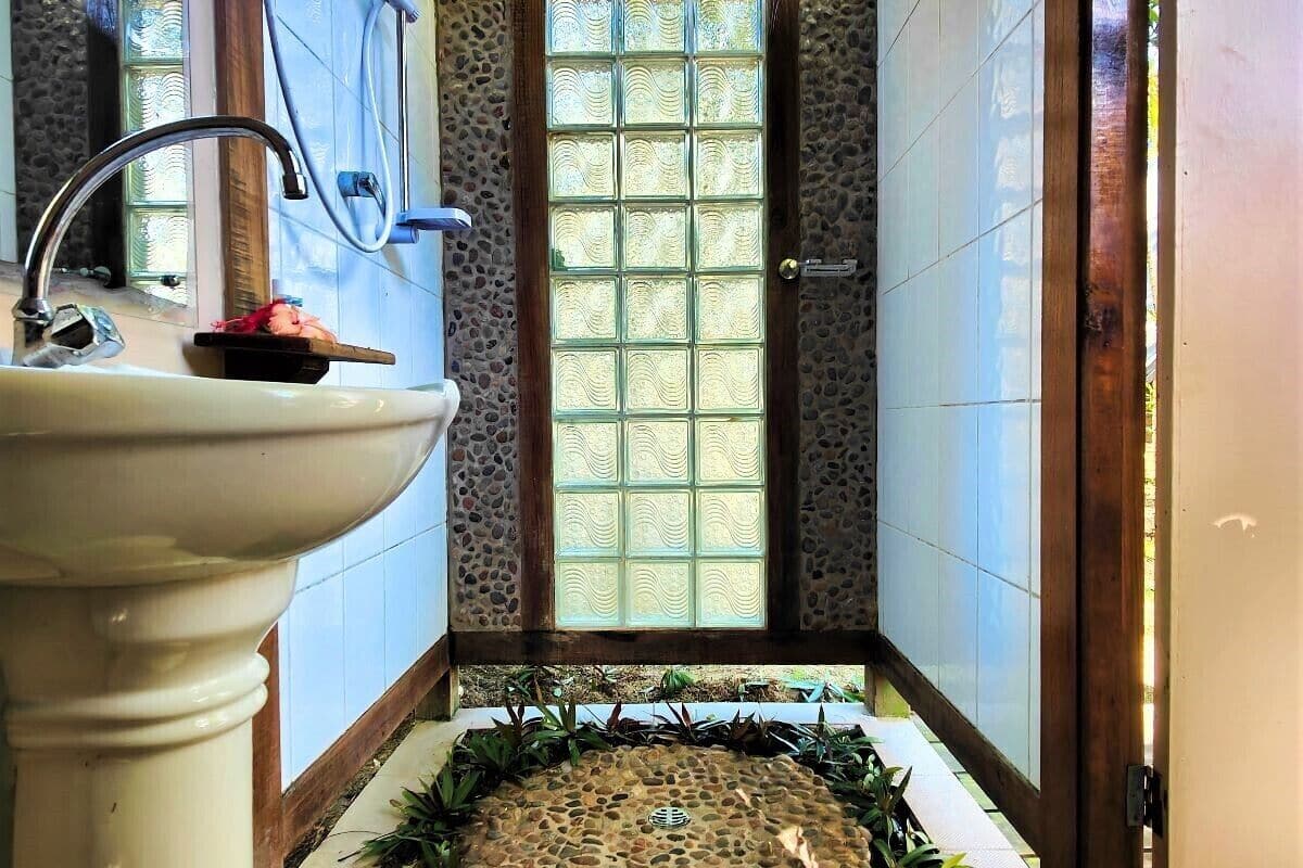 garden bure | bathroom | shower, free toiletries, towels