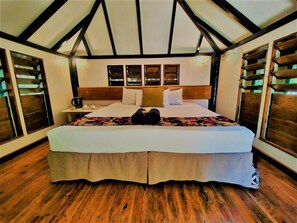 Habitación, 1 habitación, vista al jardín | Tabla de planchar con plancha y ropa de cama 