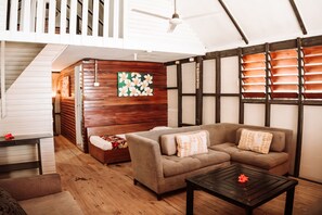 Habitación | Tabla de planchar con plancha y ropa de cama