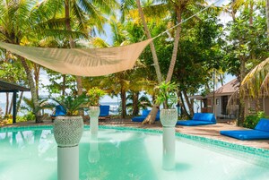 室外游泳池，日光浴躺椅