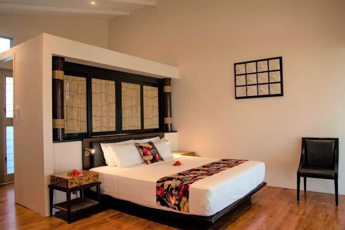 Iron/ironing board, bed sheets