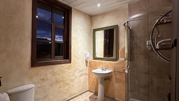 Habitación superior | Baño | Ducha, artículos de higiene personal gratuitos, bidé y toallas