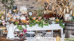 A rustic table set with various dishes, a clock, and decorative plants. - Villa Ketty (Vico Equense)