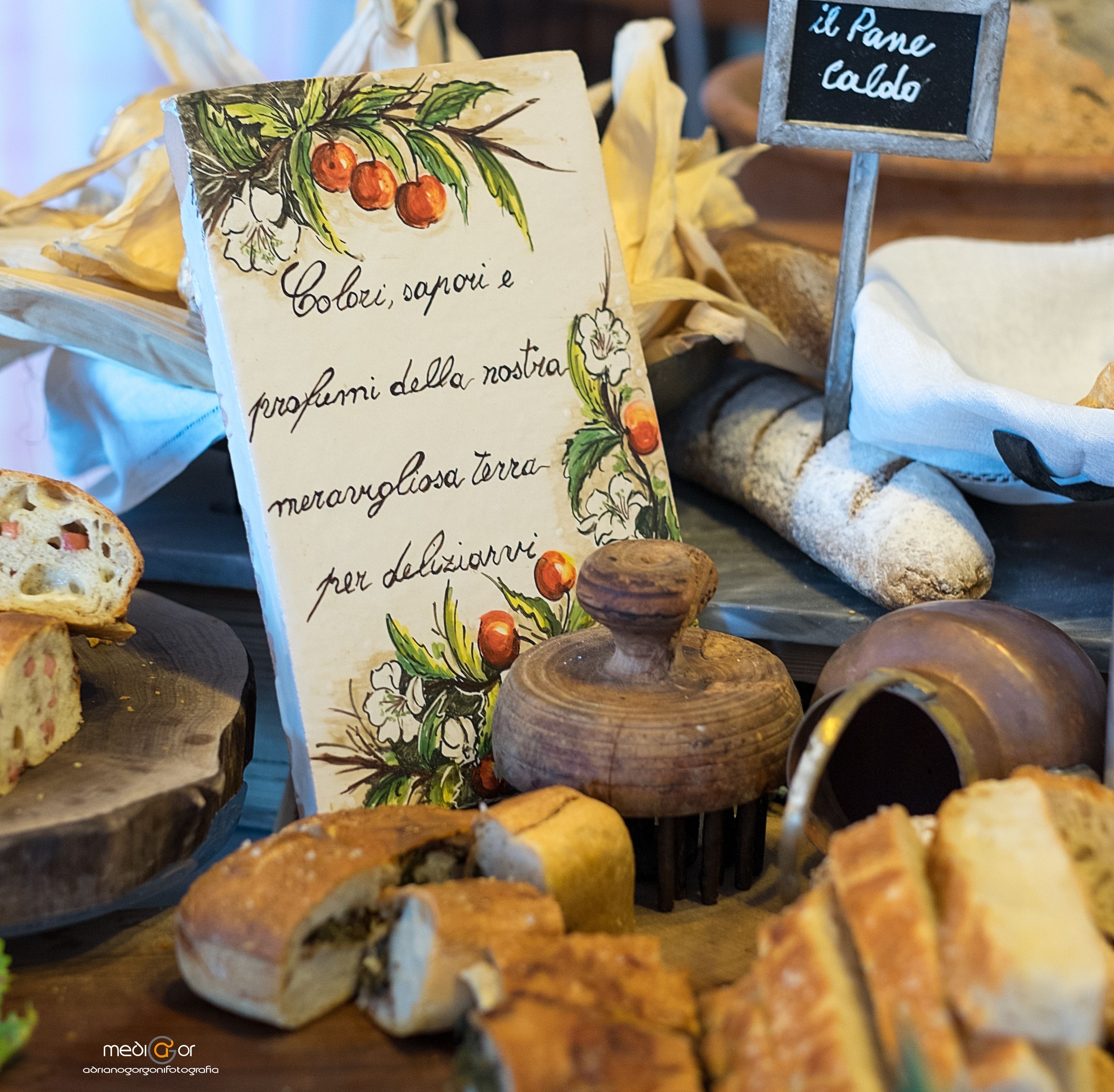 A display of various breads and pastries with a sign indicating 'Il Pane Caldo'.