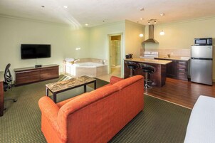 Quarto, 1 cama King e sofá-cama, para não fumantes, banheira de imersão (Efficiency) | Individualmente decorados, individualmente mobiliados, escrivaninha