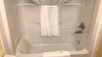 Bañera con ducha, artículos de tocador gratuitos, secador de pelo