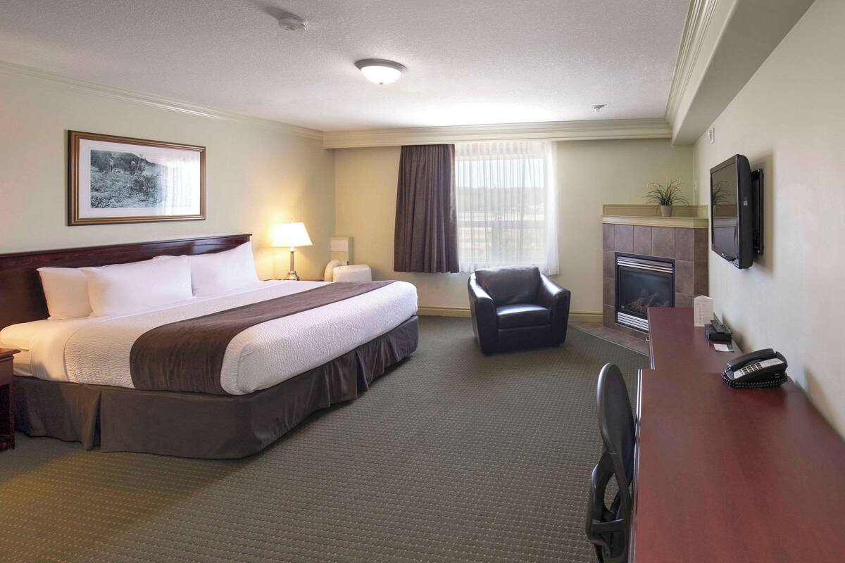 Standard Room, 1 King Bed, Smoking | Desk, laptop workspace, blackout curtains, iron/ironing board
