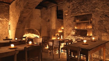 Här finns 2 restauranger som serverar middag.