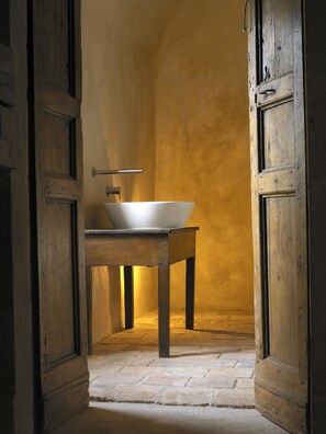 Free toiletries, hair dryer, bidet, towels - Sextantio Albergo Diffuso (Santo Stefano di Sessanio)