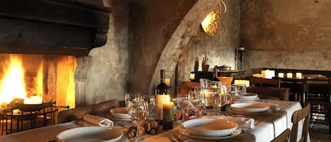 2 restaurantes, se sirve cena, cocina local