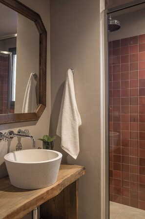 Shower, rainfall showerhead, free toiletries, hair dryer