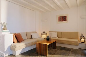 Cottage Style Apartment | Biancheria da letto di alta qualità, una cassaforte in camera