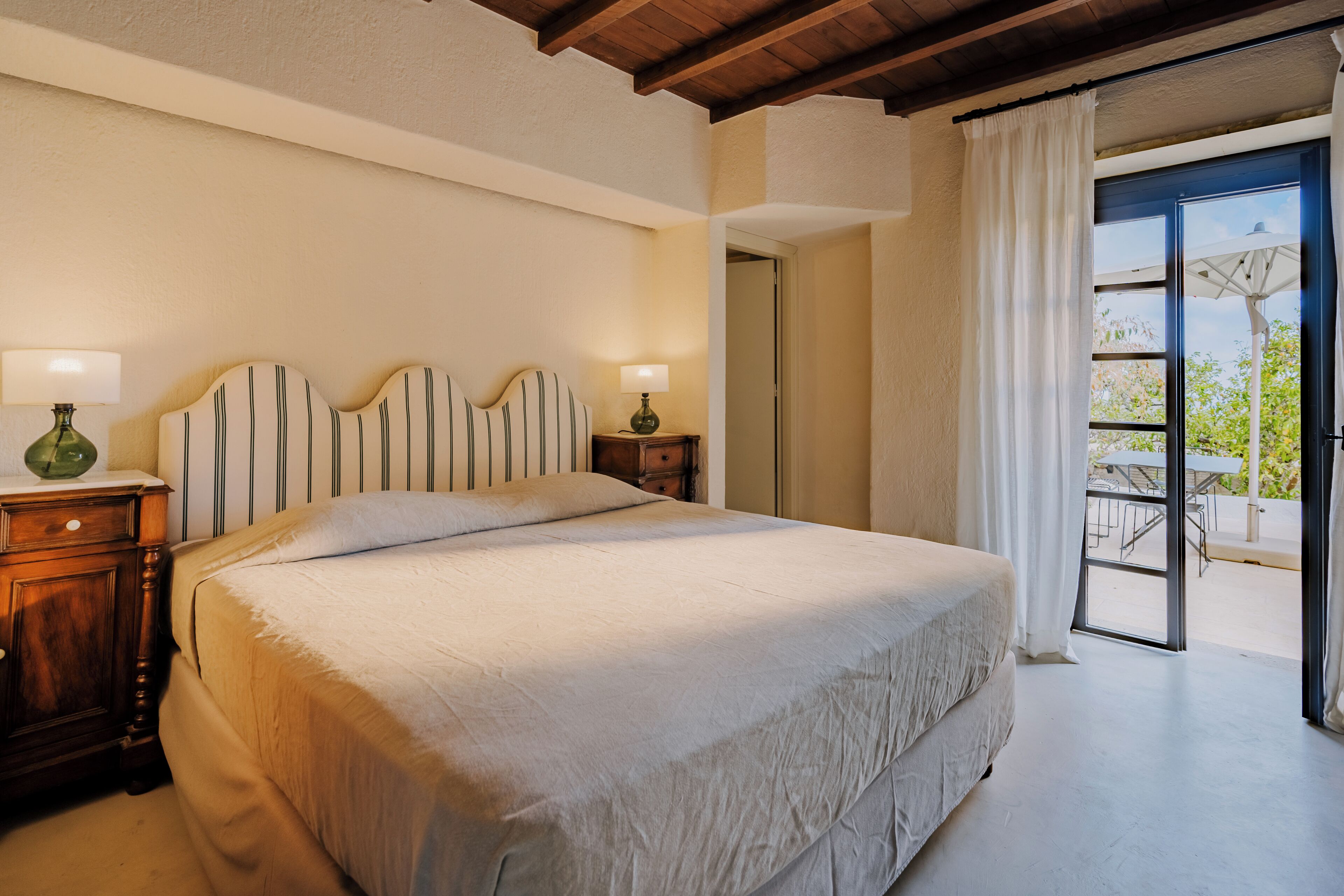 Traditional Stone-House | Hochwertige Bettwaren, Zimmersafe, individuell dekoriert