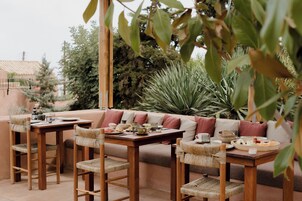 Desayuno buffet diario (EUR 21 por persona)