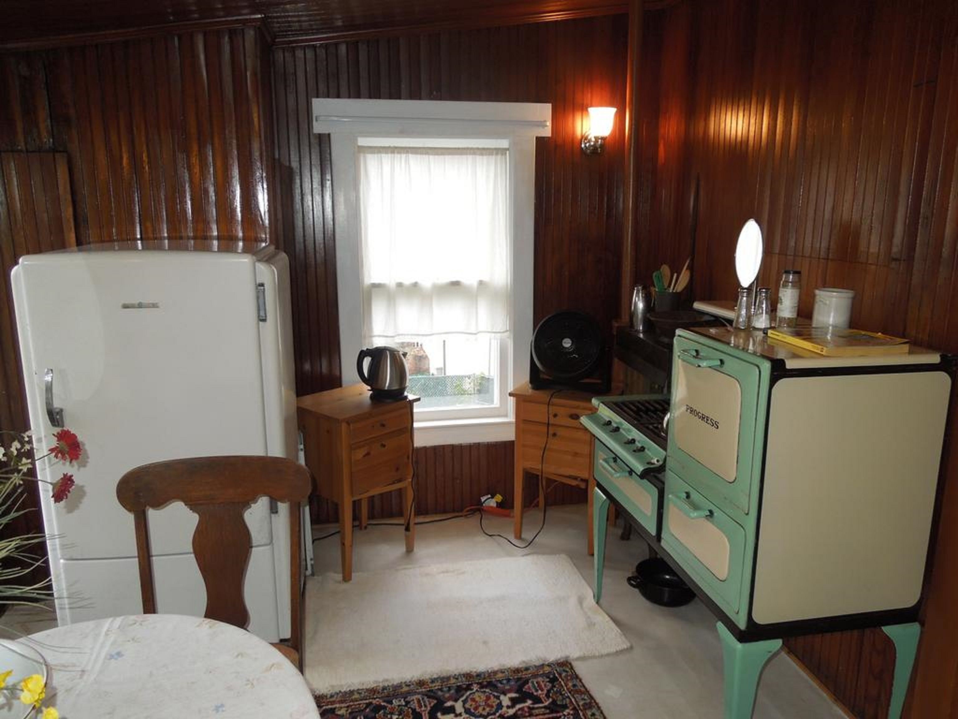 Room (2nd Flr. Room w/ Kitchen With Shared ) | Private kitchen | Fridge, microwave, coffee/tea maker