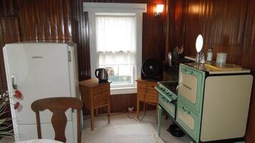 Room (2nd Flr. Room w/ Kitchen With Shared ) | Private kitchen | Fridge, microwave, coffee/tea maker