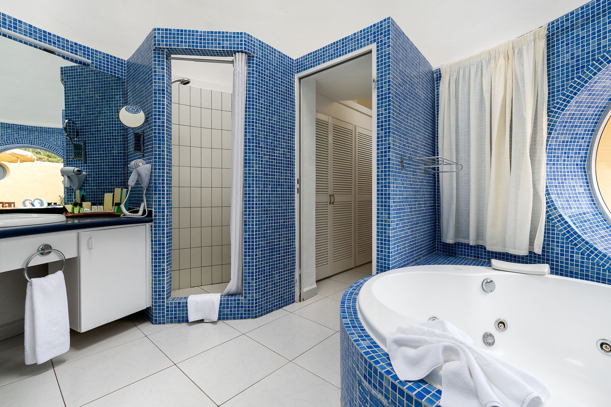 separate bathtub and shower, jetted bath, free toiletries, hair dryer
