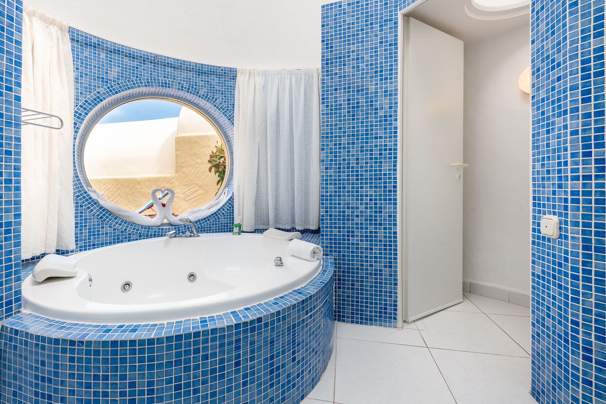 separate bathtub and shower, jetted bath, free toiletries, hair dryer