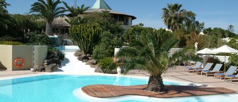 2 outdoor pools, sun loungers