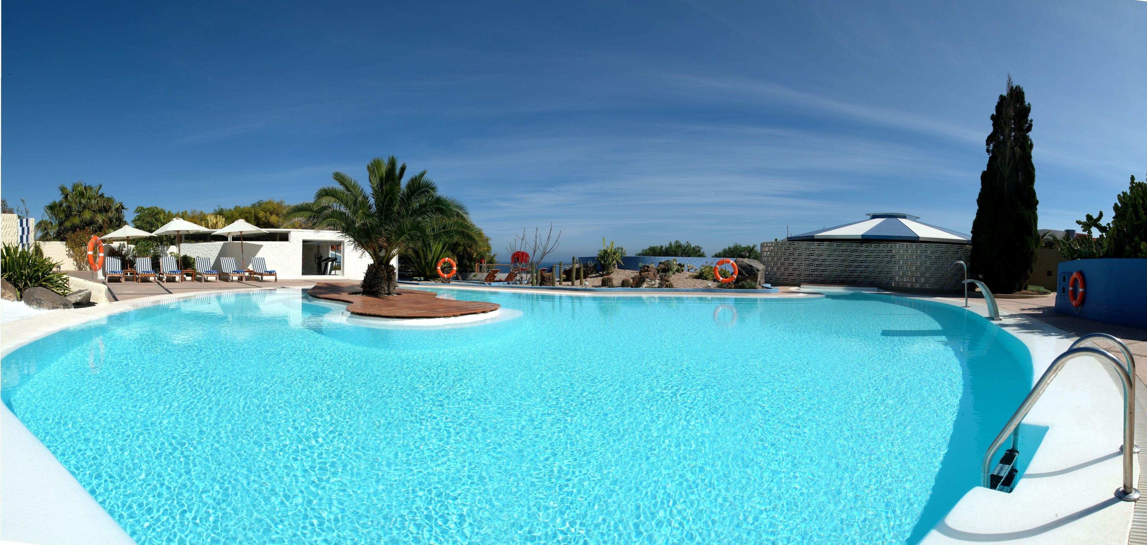 2 outdoor pools, pool loungers