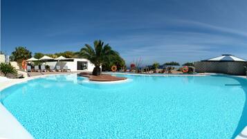 2 outdoor pools, pool loungers