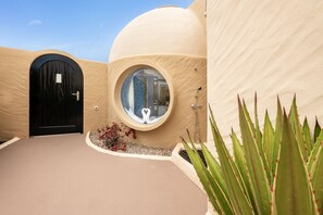 Minibar, in-room safe, desk, soundproofing - Hotel LIVVO Risco del Gato Suites (Pajara)