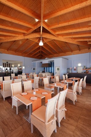 Se sirven desayunos y cenas, junto a la piscina 