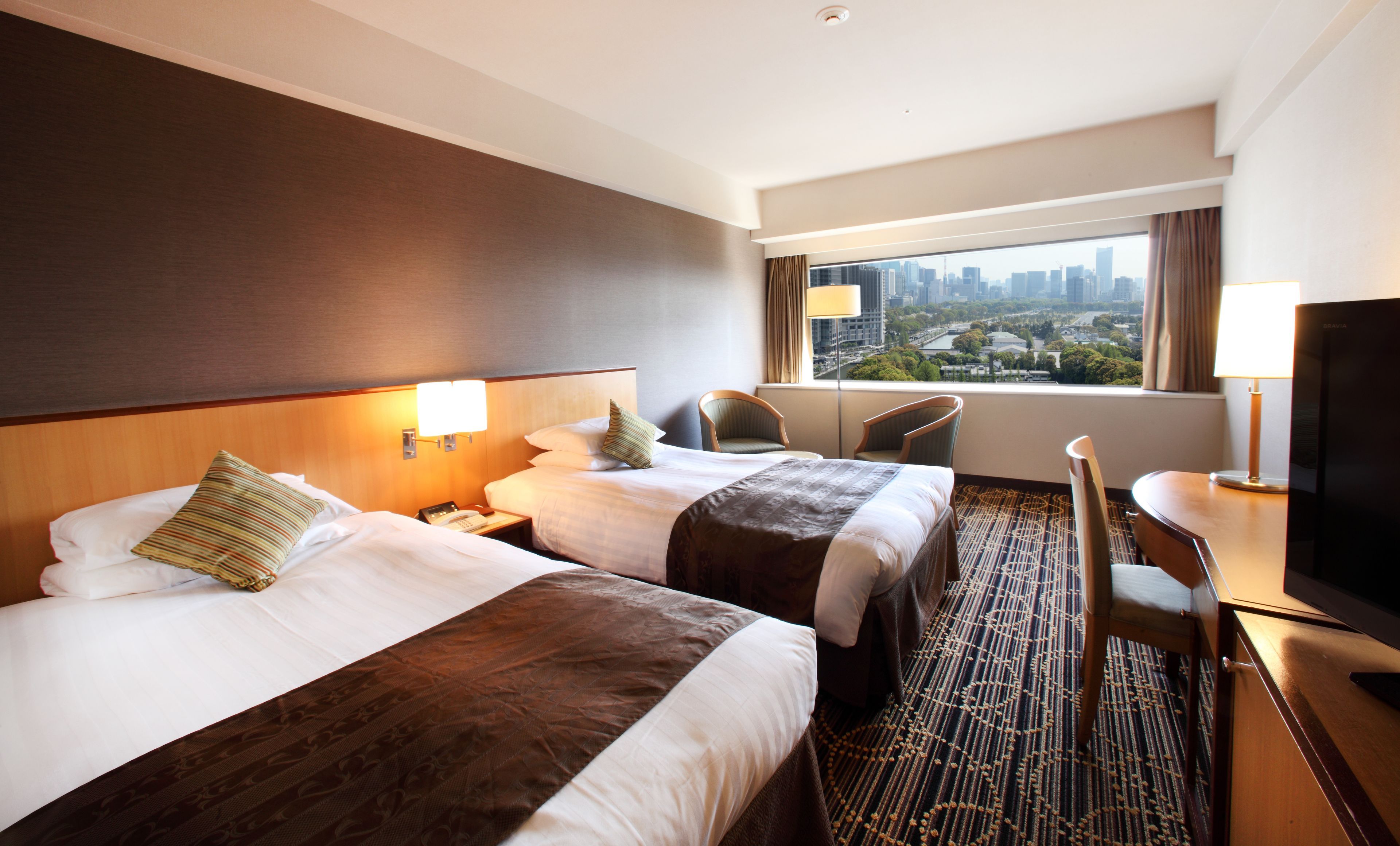 Habitación Deluxe con 2 camas individuales | Edredón, escritorio, cortinas blackout y tabla de planchar con plancha 