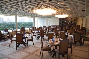 Bữa sáng buffet hàng ngày (2600 JPY/mỗi người) 