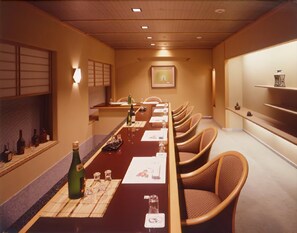 Bar (on property) - KKR Hotel Tokyo (Tokyo)
