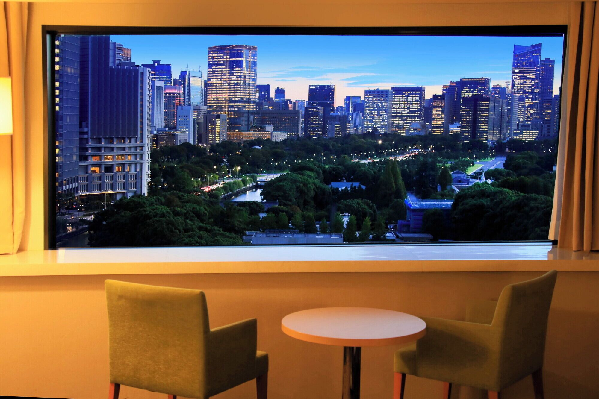 Habitación Deluxe con 2 camas individuales, para no fumadores | Edredón, escritorio, cortinas blackout y tabla de planchar con plancha 