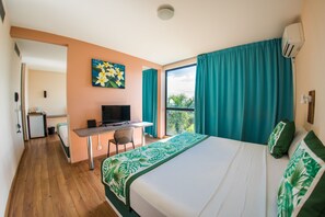 Kamar Keluarga | Seprai premium, tempat tidur Select Comfort, dan tirai kedap cahaya
