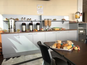 Se ofrece un desayuno continental (10 EUR por persona)