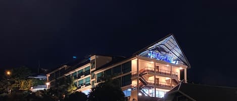 Un edificio de varios pisos con un letrero llamativo que dice 'Tobito Airport Motel'.
