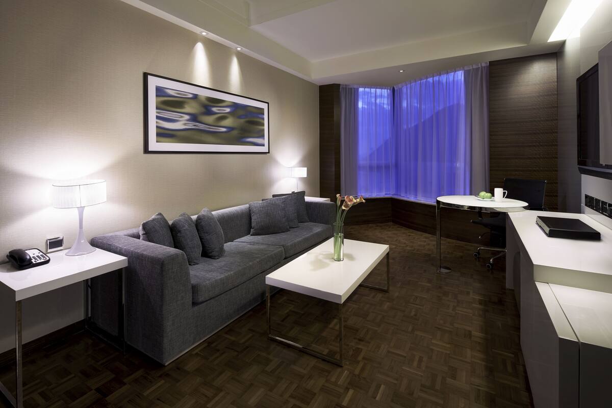 Suite, vistas a la ciudad | Minibar (con algunos artículos gratuitos), caja fuerte, escritorio