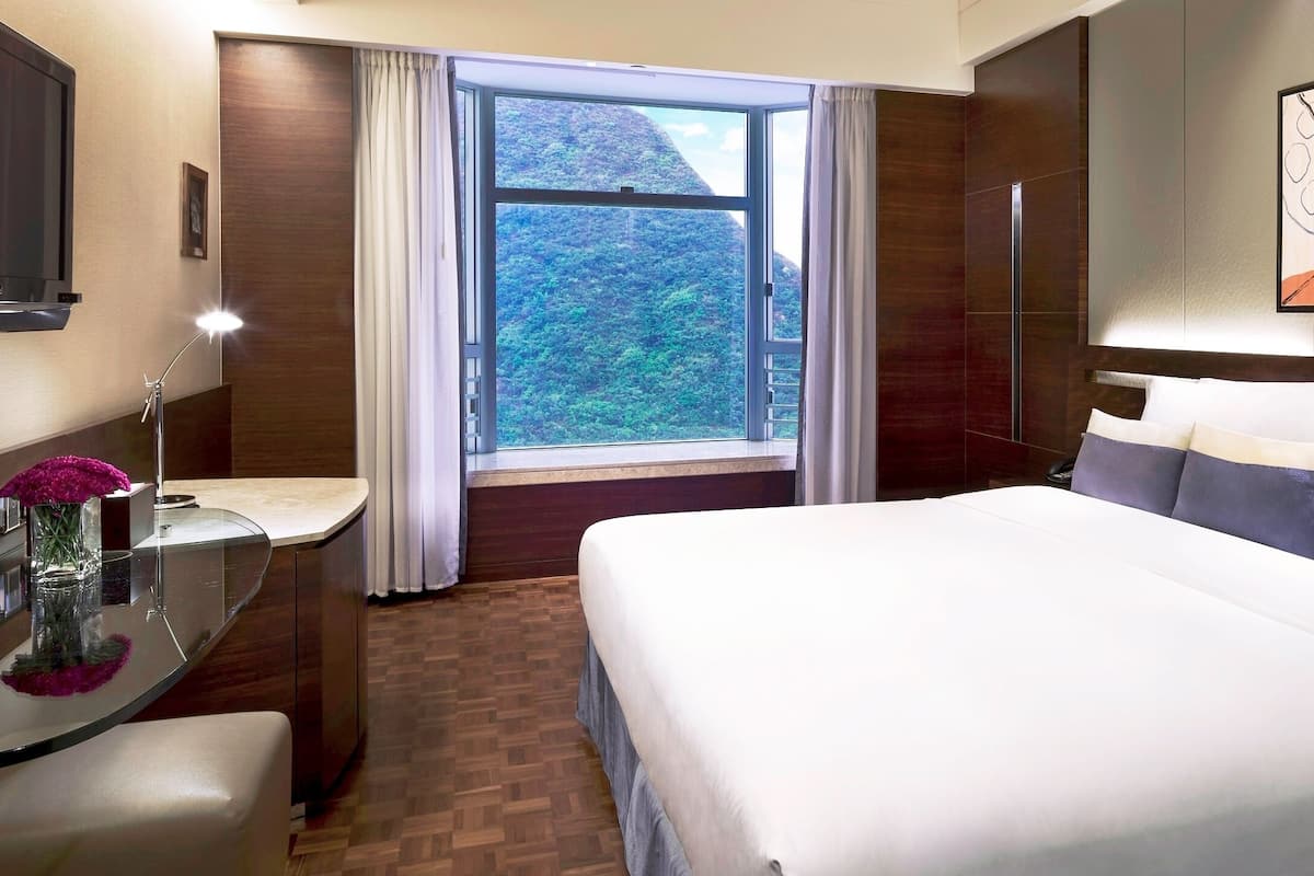 Chambre, vue colline | Mini-bar avec articles gratuits, coffres-forts dans les chambres