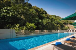 Una piscina al aire libre de temporada (de 08:00 a 20:00), sombrillas