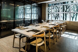 International cuisine - Nina Hotel Island South (Hong Kong)