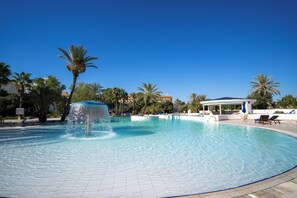 Innenpool, Außenpool, Liegestühle